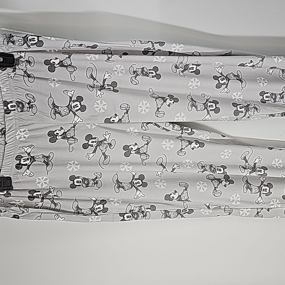 Disney 'Tis The Season' Mickey Mouse Pajama Lounging Set - Picture 4 of 11